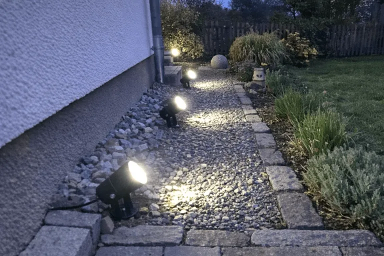 Außenwandleuchten beleuchten den Zugang zu einem Reihenhaus am Abend