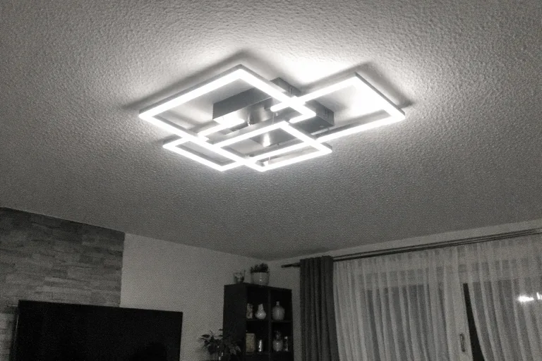 Wohnzimmer mit fertig montierter warmweißer Deckenbeleuchtung über dem Esstisch